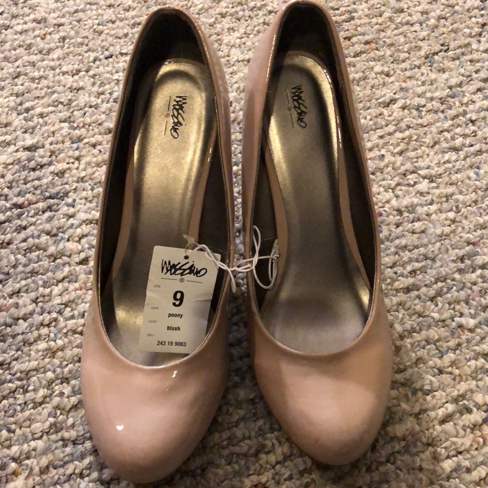 NWT patent blush mossimo pumps.